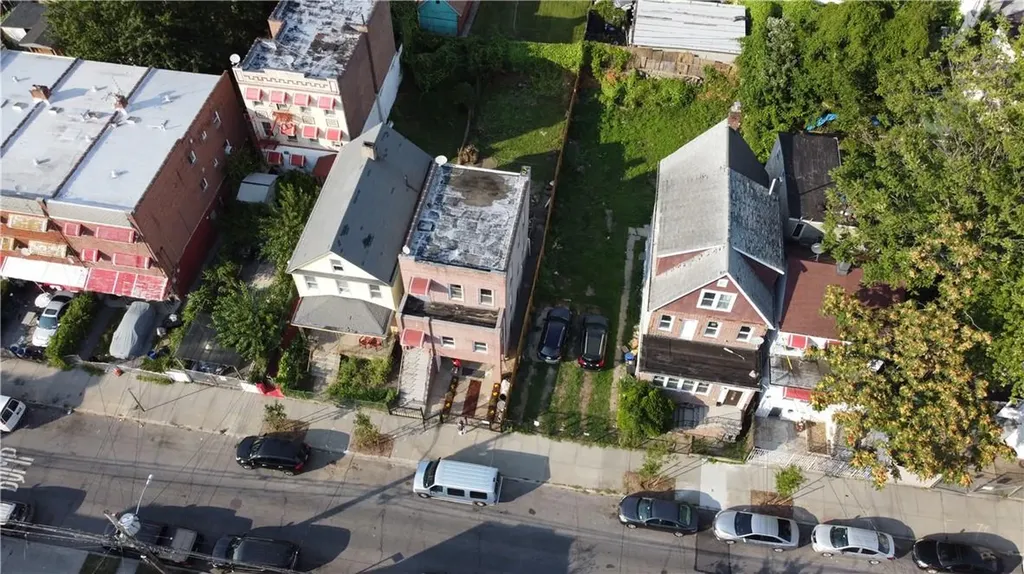 759 E 218th Street Bronx NY 10467