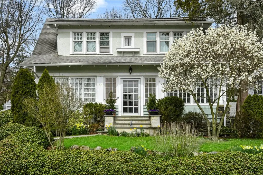 16 Myrtle Boulevard Larchmont NY 10538