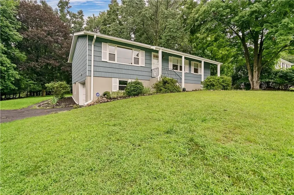 16 Heather Drive Airmont NY 10901