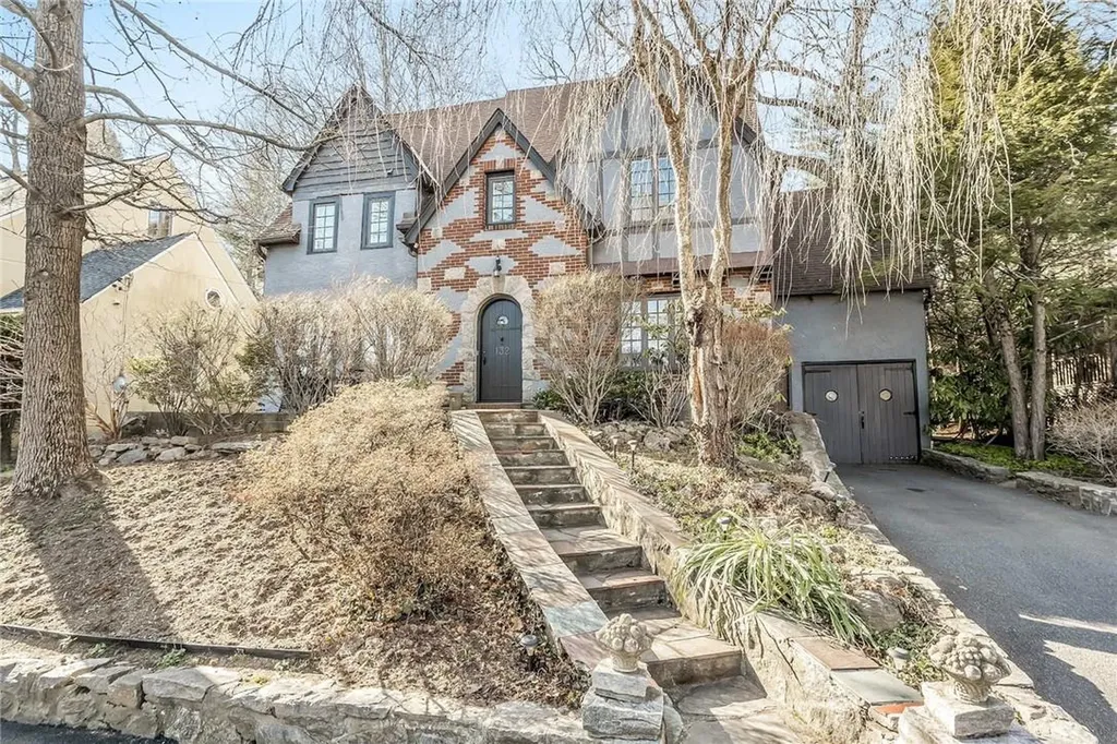 132 Aqueduct Drive Scarsdale NY 10583
