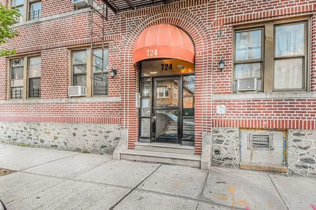 724 E 216th Street Bronx NY 10467