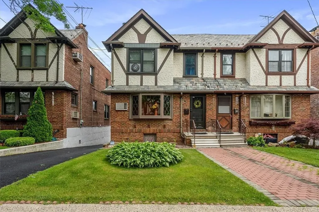 1243 Rhinelander Avenue Bronx NY 10461