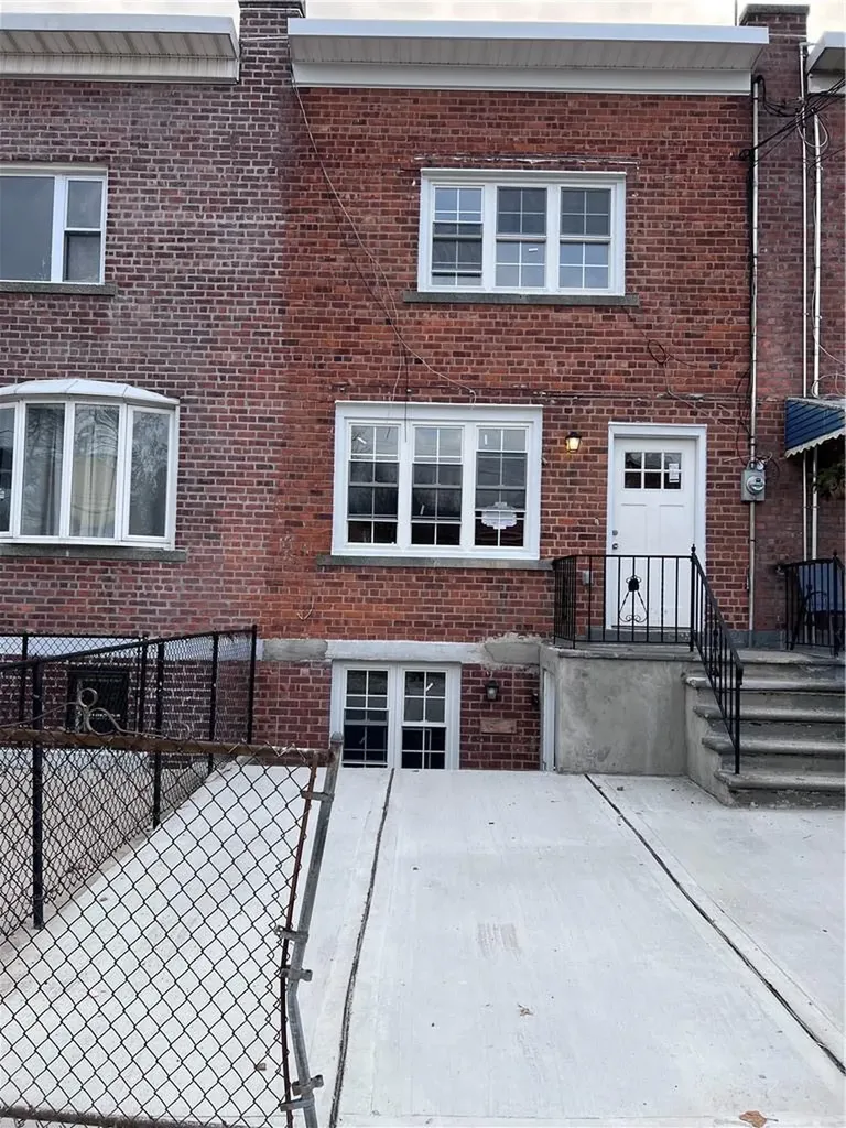1112 E 213th Street Bronx NY 10469