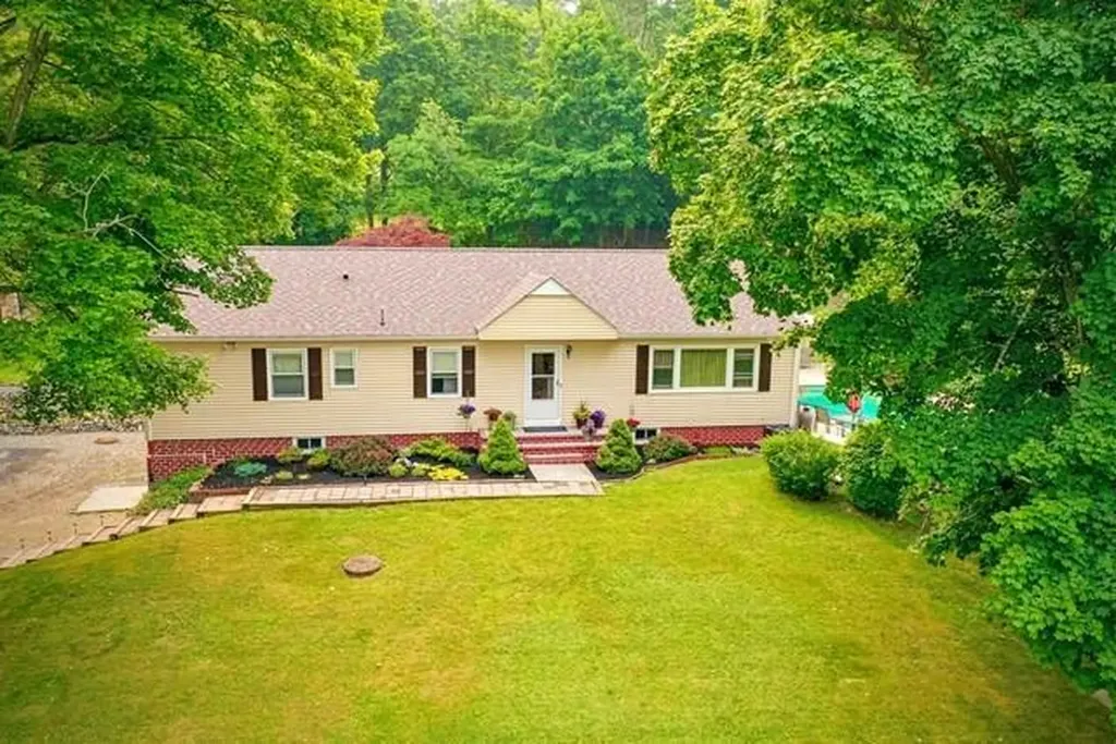 6 Daisy Lane Poughkeepsie NY 12603