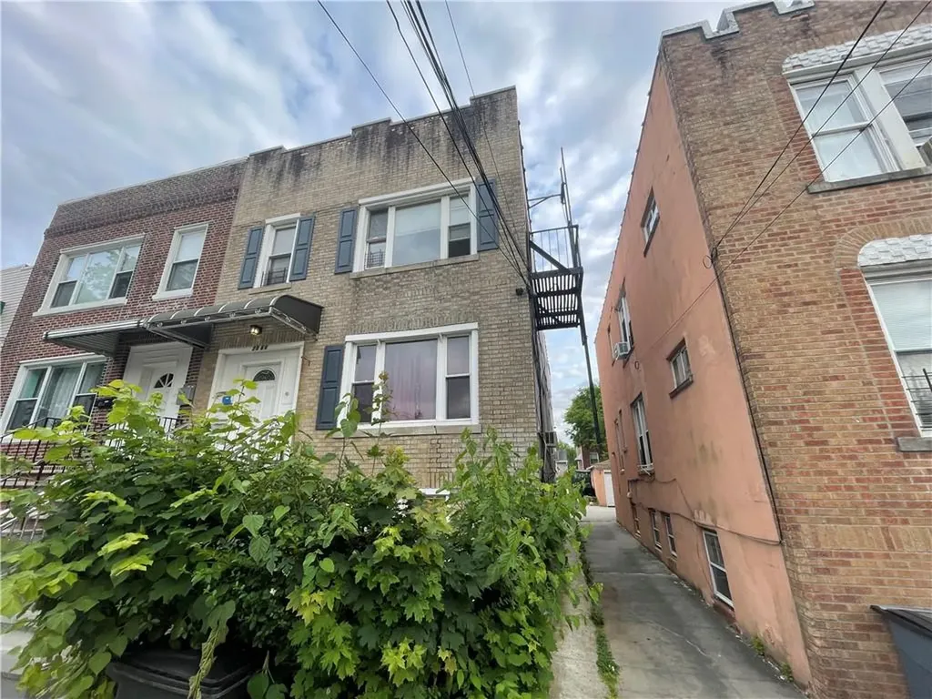 2866 E 196th Street Bronx NY 10461