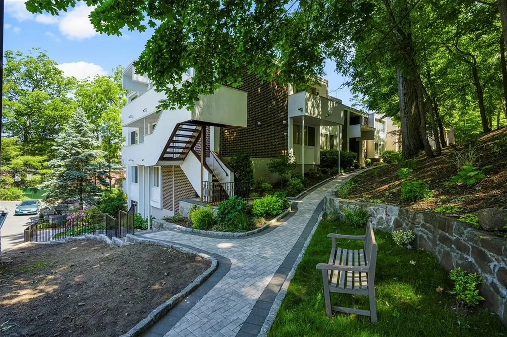 1522 Fox Glen Drive Hartsdale NY 10530