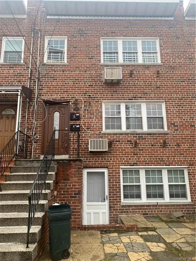 256 Robinson Avenue Bronx NY 10465