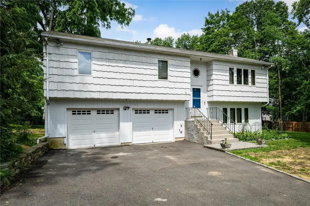 55 Red Oak Lane Mount Kisco NY 10549