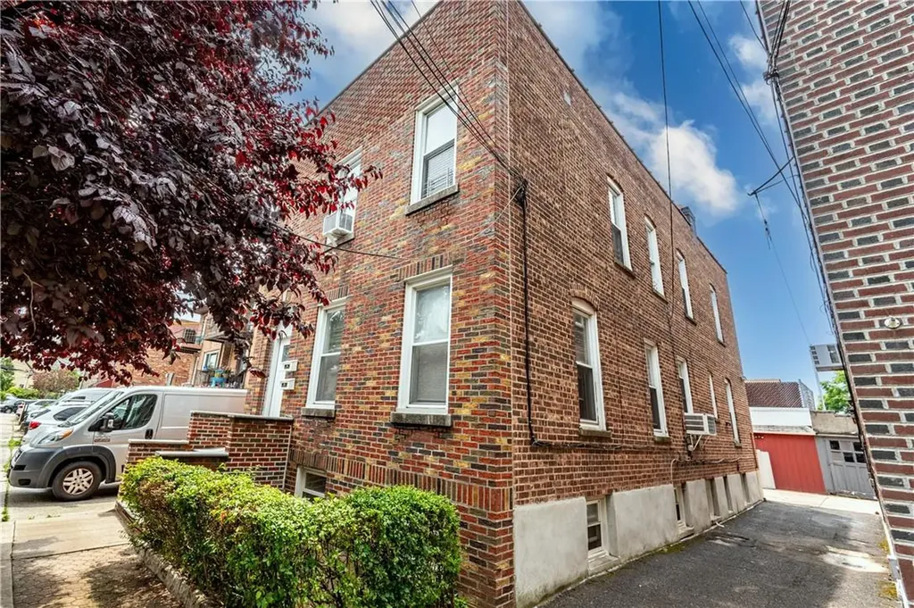 1539 Hollywood Avenue Bronx NY 10461