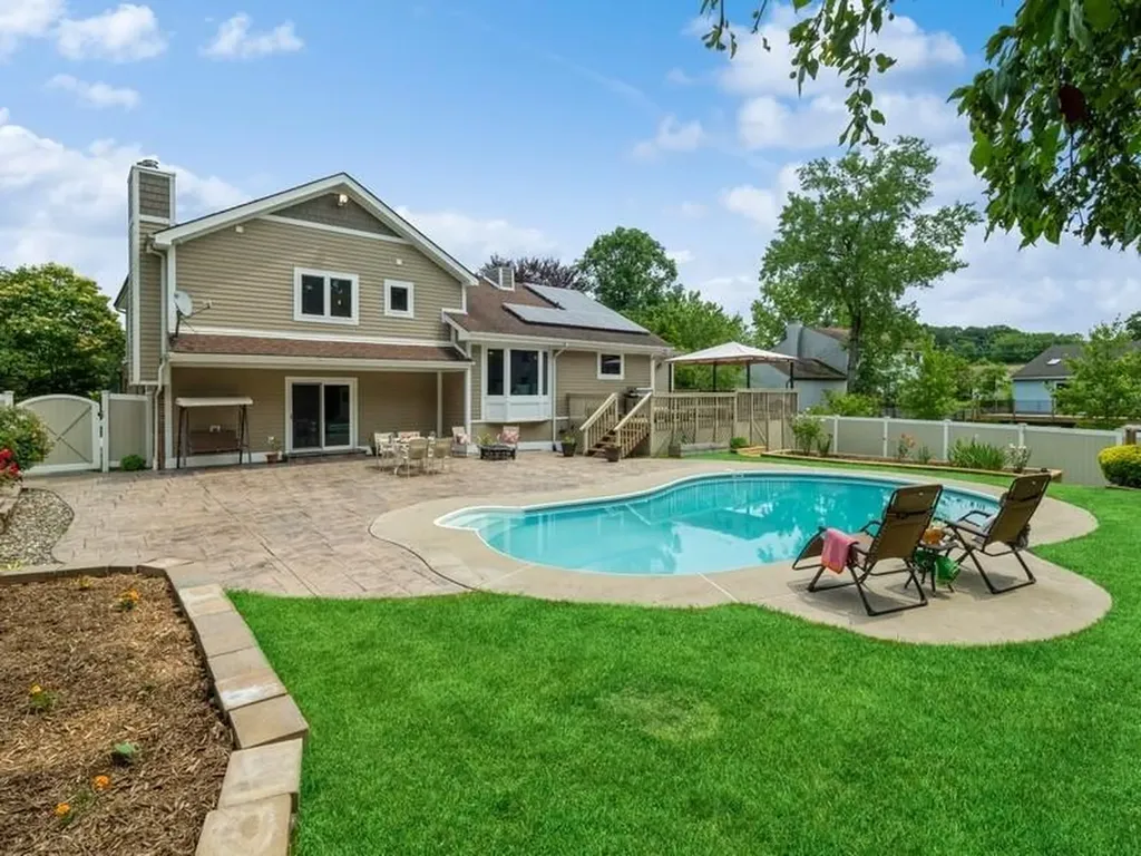 8 Thornberry Way Poughkeepsie NY 12603