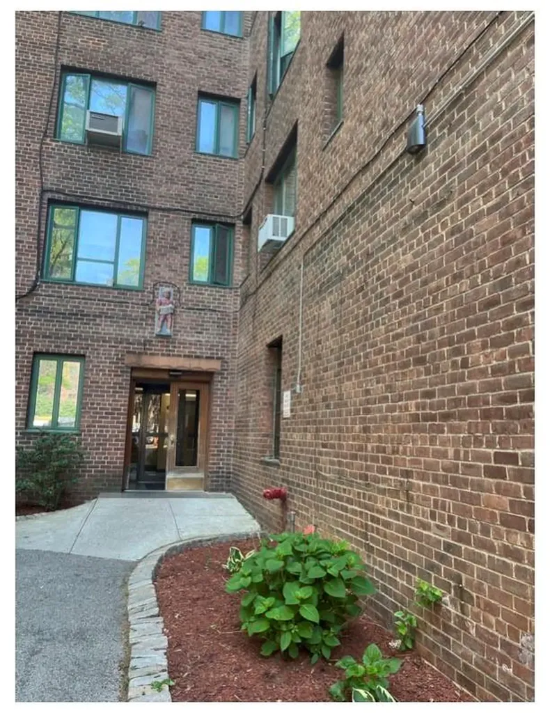 1579 Metropolitan Avenue New York NY 10462