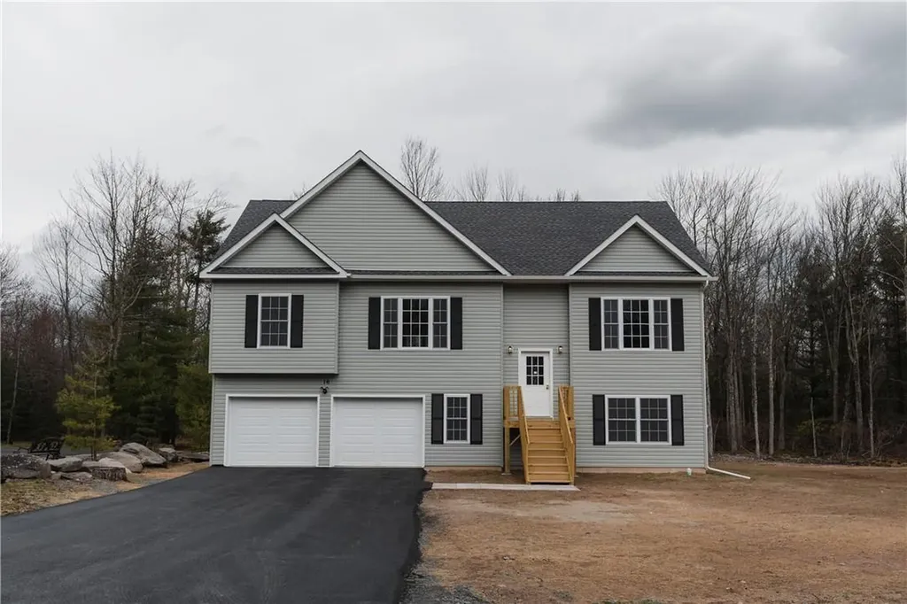 16 Picadilly Circle Rock Hill NY 12775