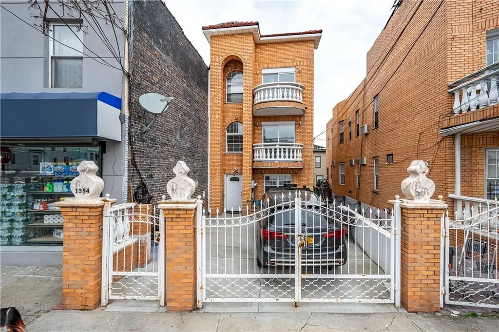 1394 Commonwealth Avenue Bronx NY 10472