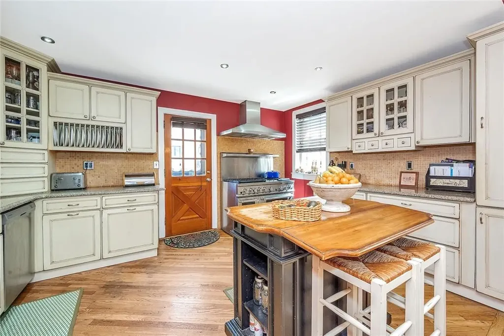 1920 Tomlinson Avenue Bronx NY 10461