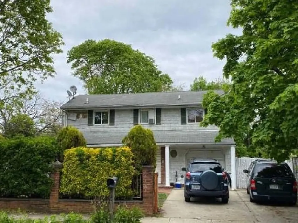 35 Leaf Avenue Central Islip NY 11722