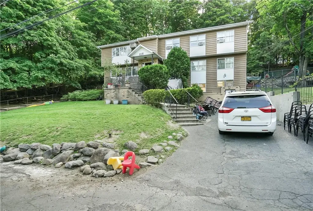 11 Emes Lane Monsey NY 10952