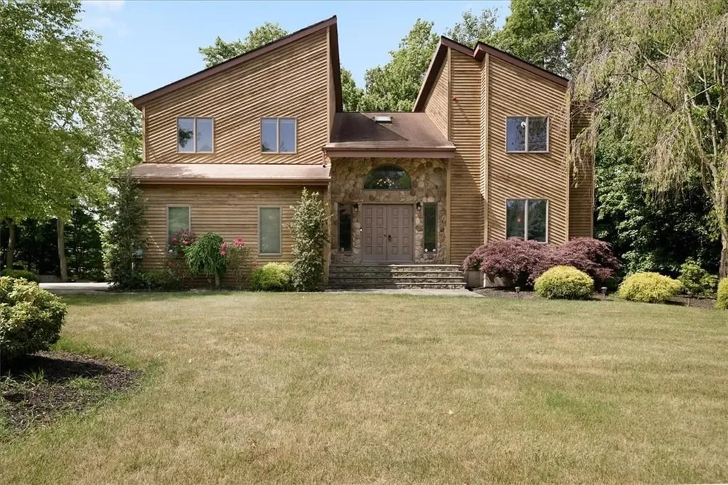 8 Chimney Ridge Drive Harriman NY 10926