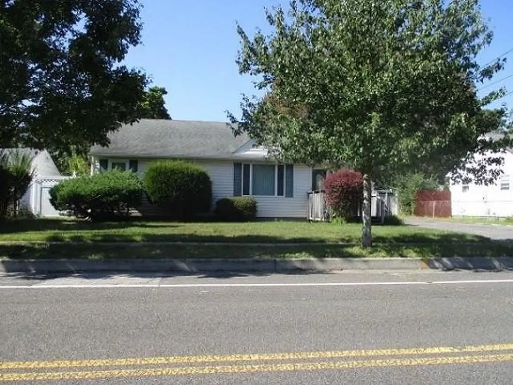 1062 Manor Lane Islip NY 11706