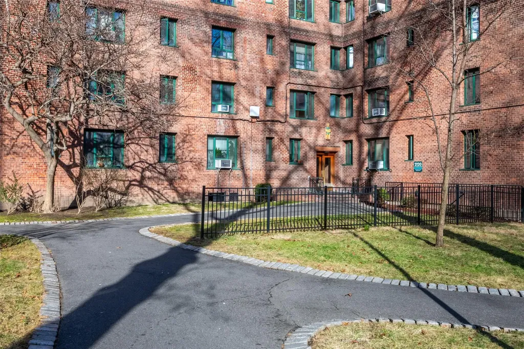 2120 E Tremont Avenue Bronx NY 10462