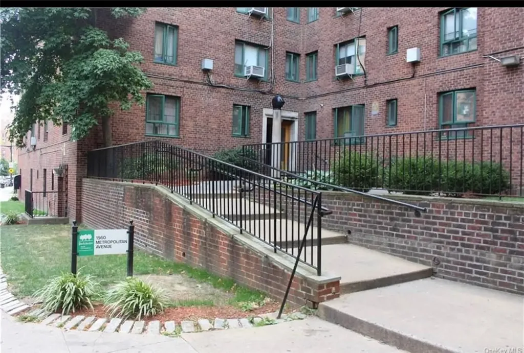 1560 Metropolitan Avenue New York NY 10462
