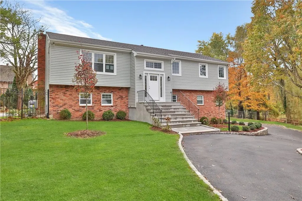 78 Pondview Lane New Rochelle NY 10804