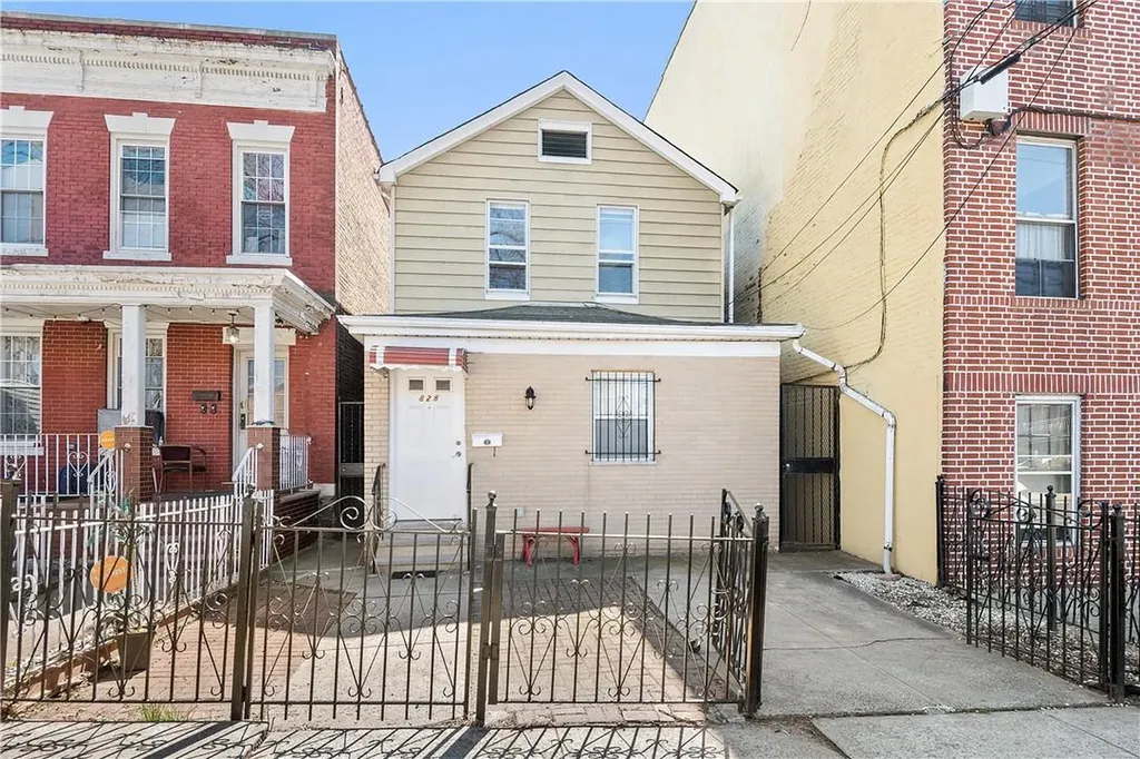 828 Rhinelander Avenue Bronx NY 10462