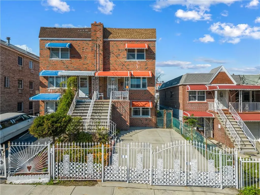 2939 Laconia Avenue Bronx NY 10469