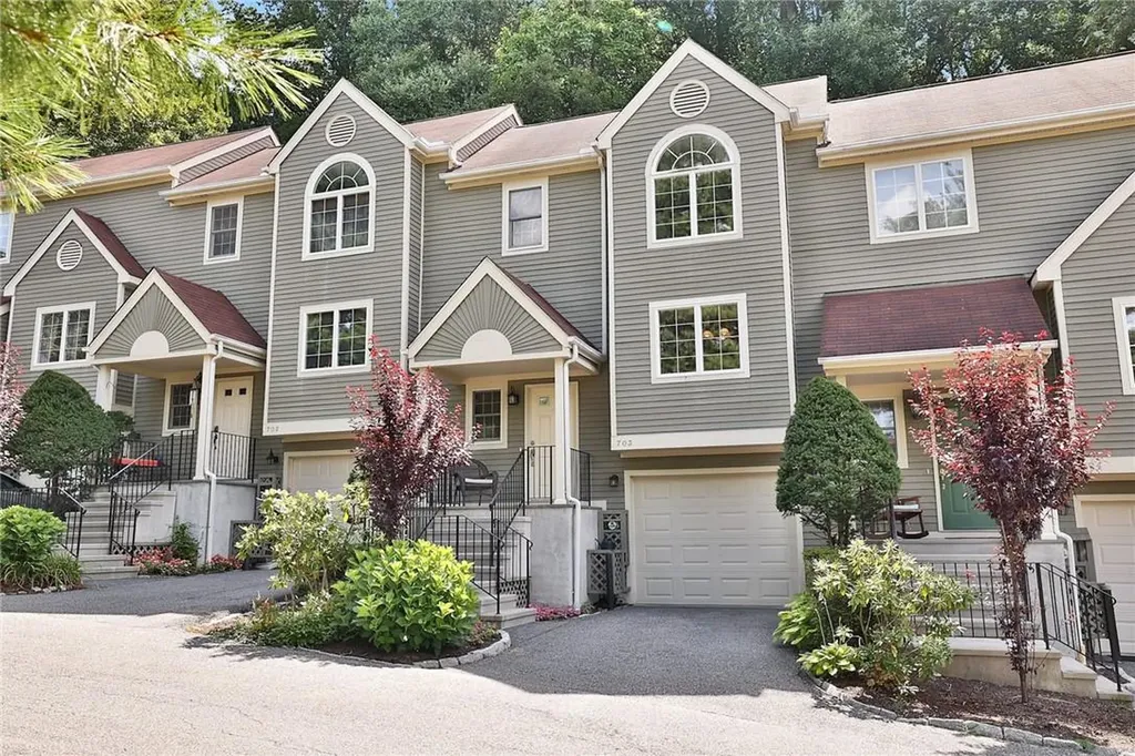 703 Kensington Way Mount Kisco NY 10549