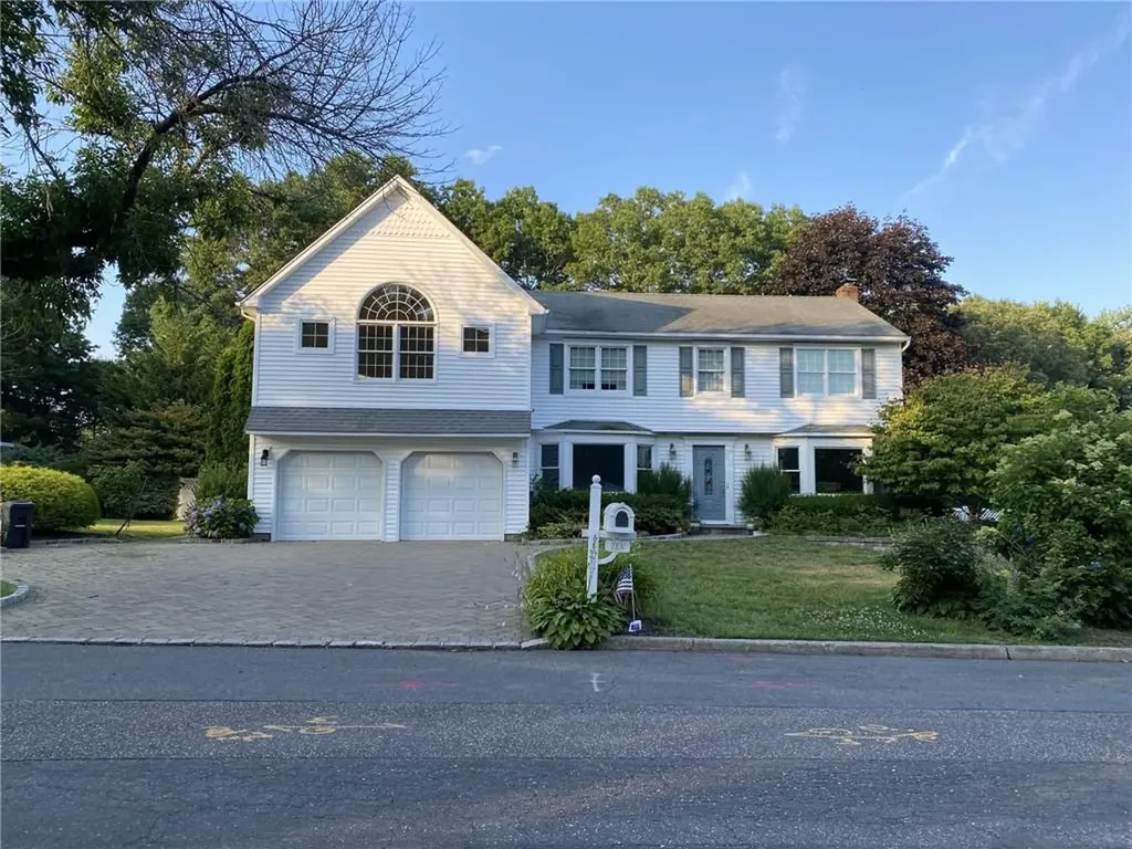 10 Perri Place Dix Hills NY 11746
