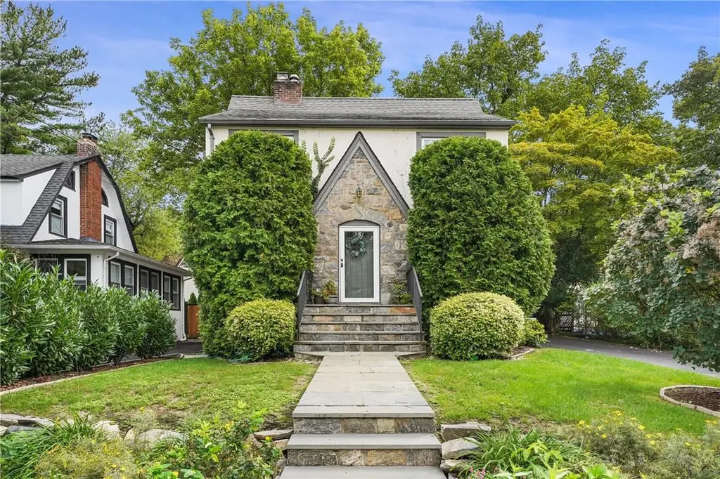 41 Walgrove Avenue Dobbs Ferry NY 10522