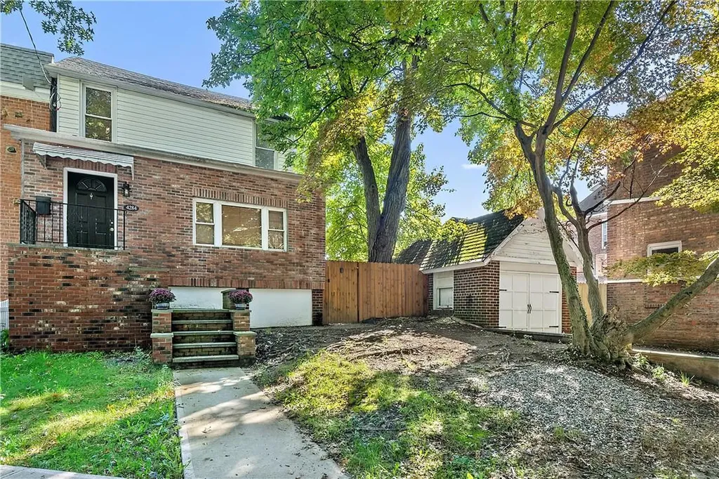 4284 Van Cortlandt Park E Bronx NY 10470