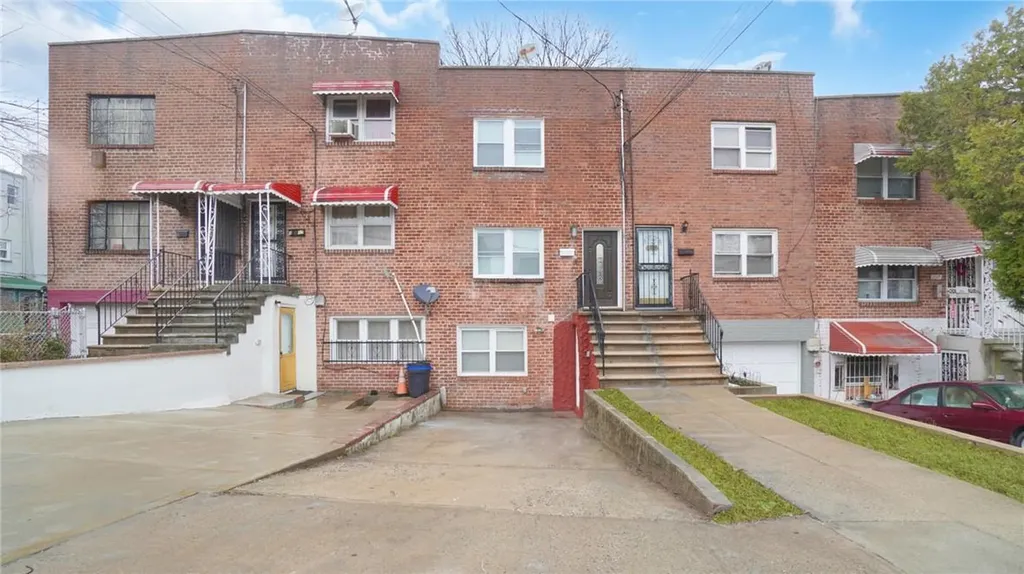 1013 E 229th Street Bronx NY 10466