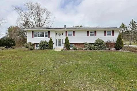 1 Woodland Circle Hyde Park NY 12538