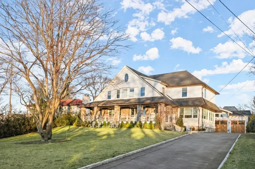 1374 Manor Circle Pelham NY 10803