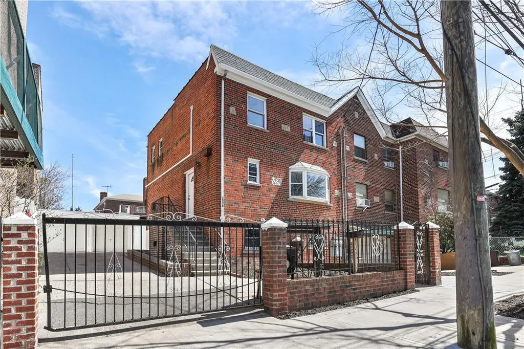 1528 Ericson Place Bronx NY 10461
