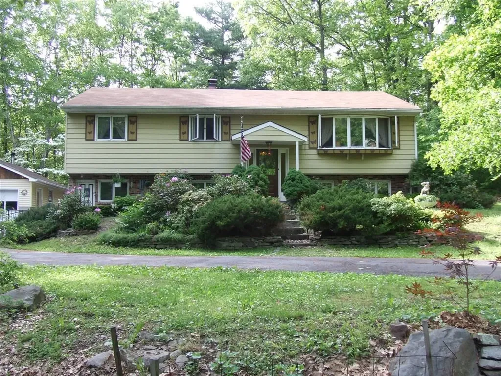 48 Roxanne Boulevard Highland NY 12528
