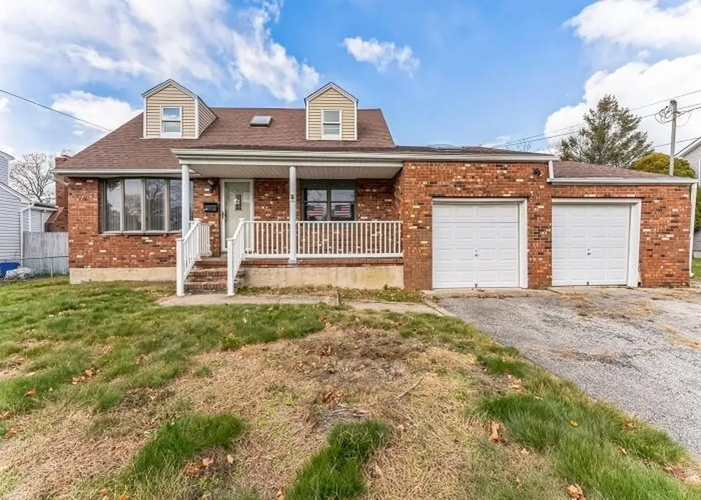381 Heathcote Road Lindenhurst NY 11757