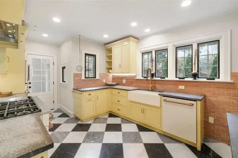 53 Club Way Hartsdale NY 10530