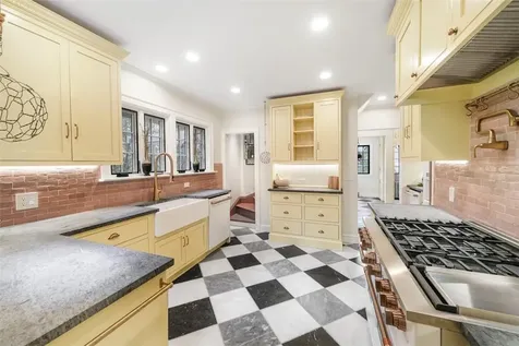 53 Club Way Hartsdale NY 10530