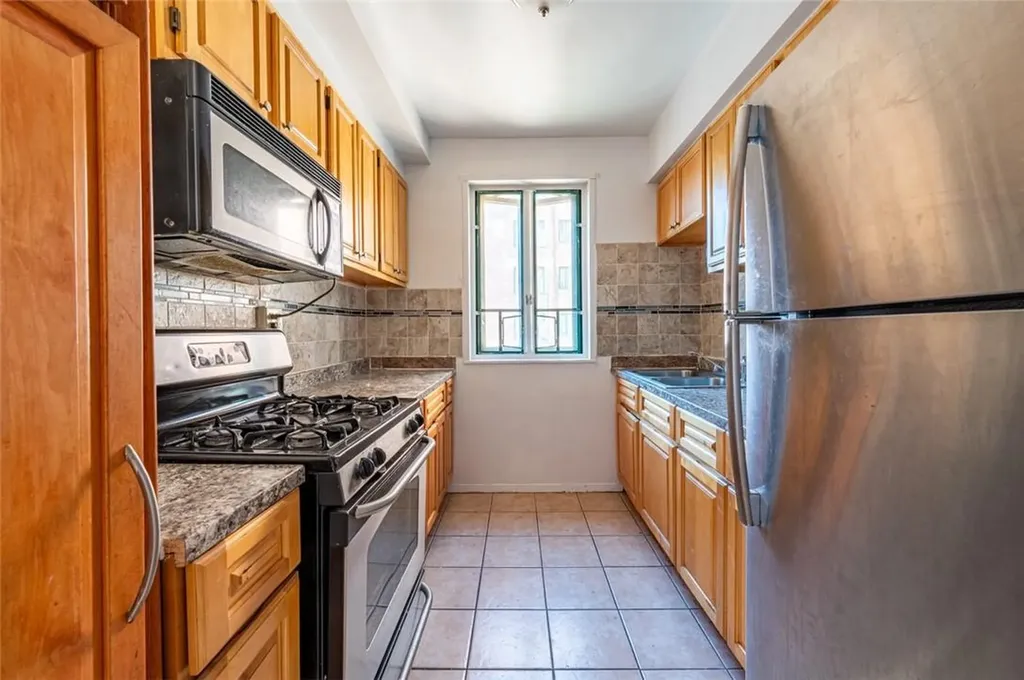 1670 Metropolitan Avenue Bronx NY 10462