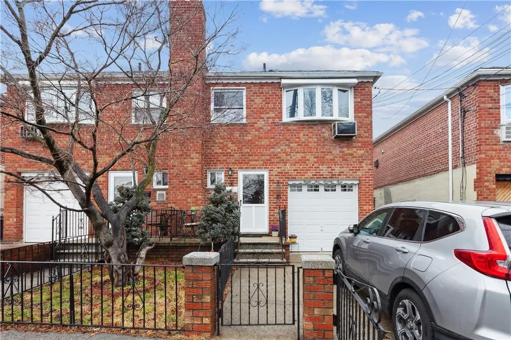 2573 Flint Avenue Bronx NY 10475