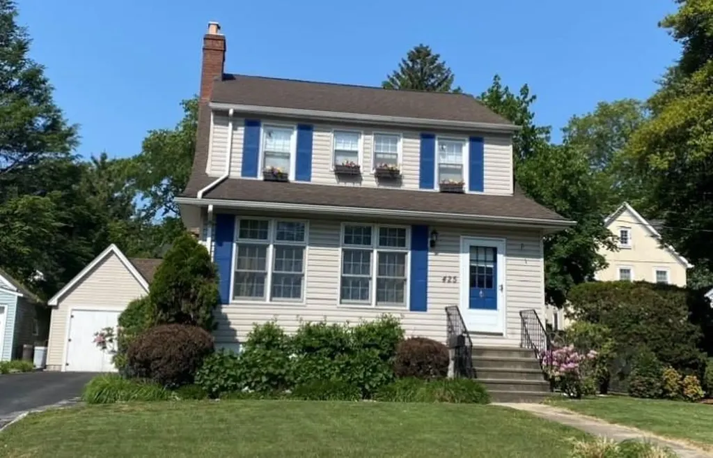 425 Wolfs Lane Pelham NY 10803