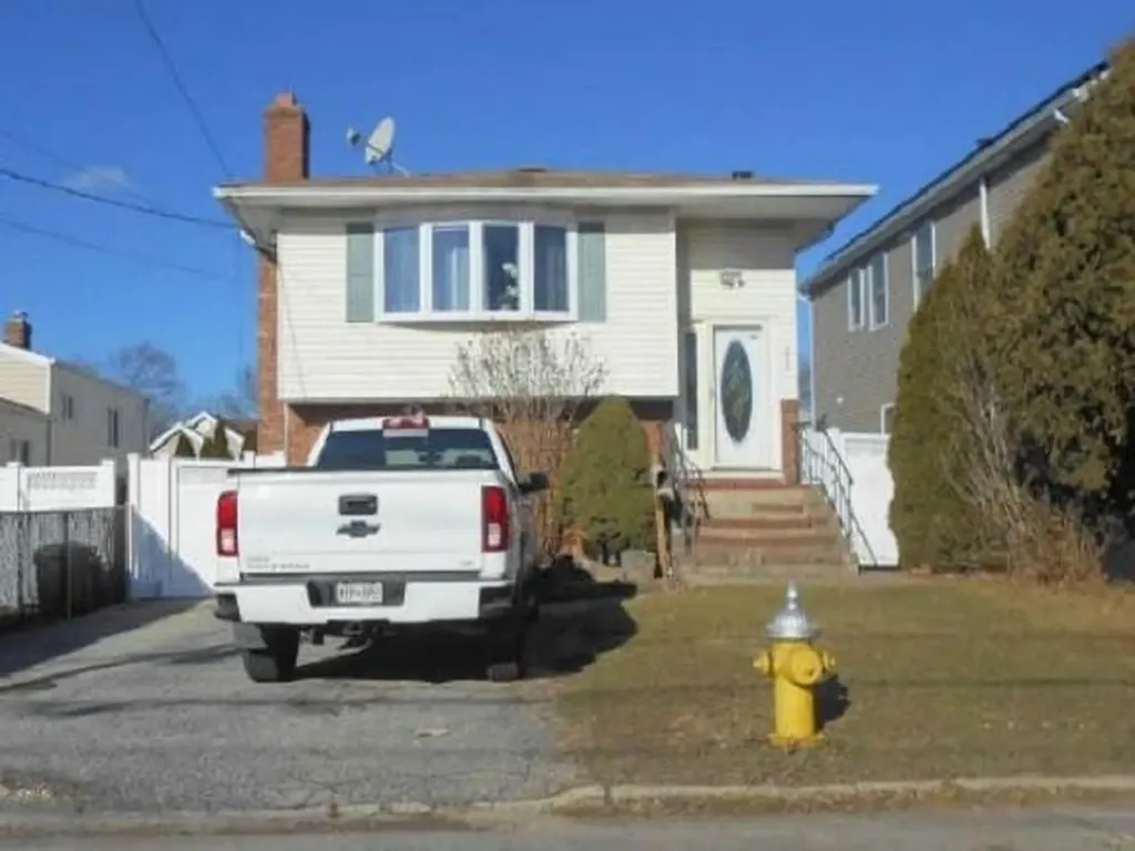 309 Lexington Avenue West Babylon NY 11704