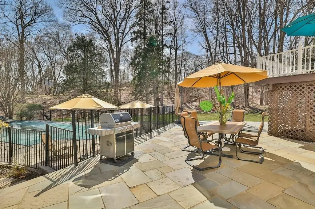 558 Blauvelt Road Pearl River NY 10965