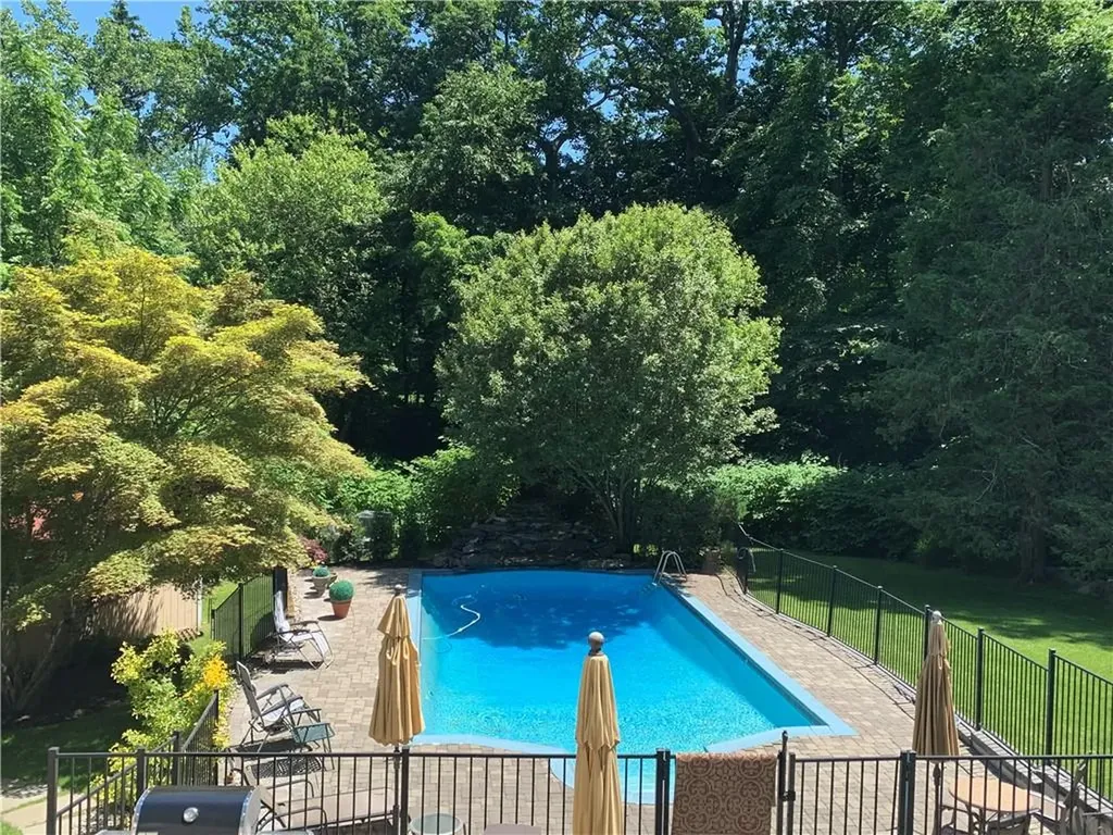 558 Blauvelt Road Pearl River NY 10965