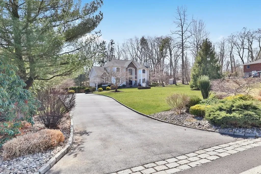 558 Blauvelt Road Pearl River NY 10965