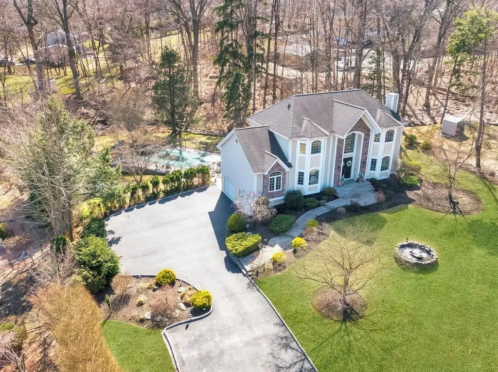 558 Blauvelt Road Pearl River NY 10965