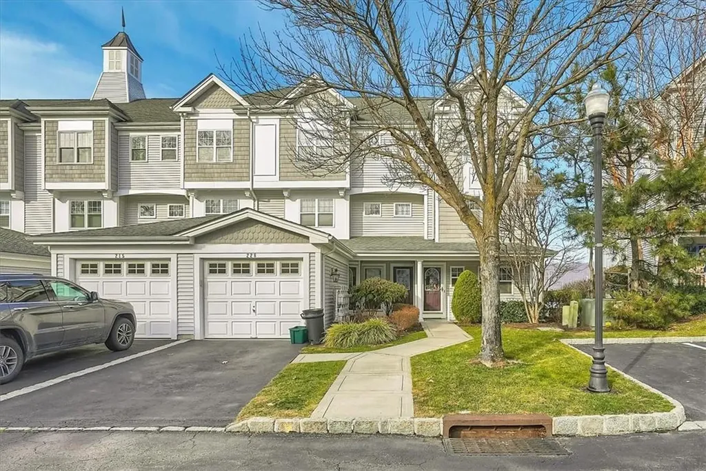 216 Waterside Close Peekskill NY 10566