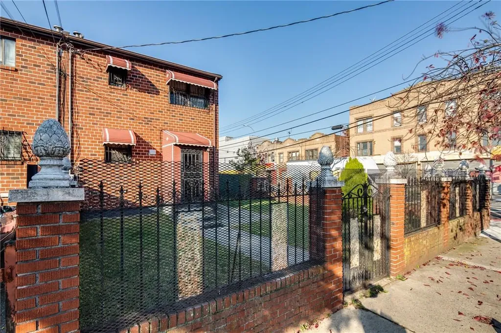 516 Warwick Street Brooklyn NY 11207