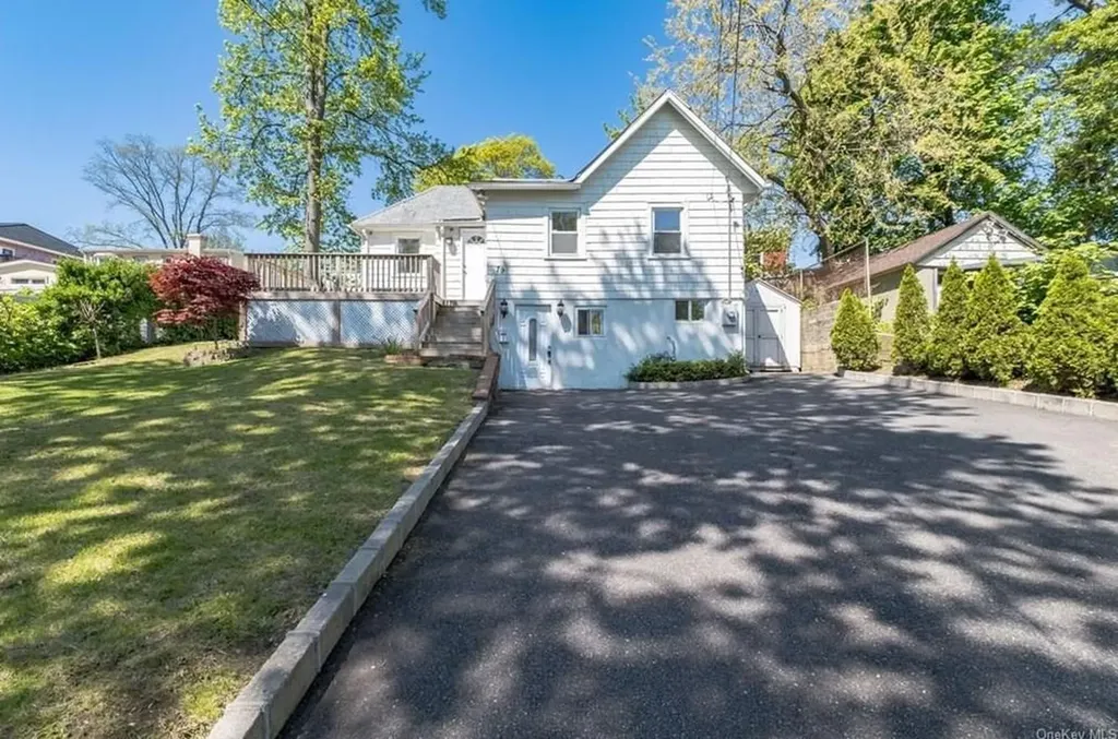 79 Allen Drive Great Neck NY 11020